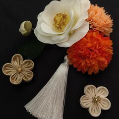 【ネット決済・配送可】和装髪飾り　白椿✕橙アレンジ　ヘアアクセサリー