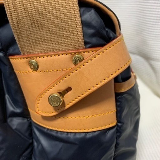 ハンティングワールドのバチュークロスのバッグ 紺色 ハンティング