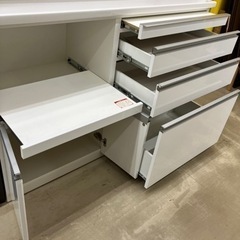 家庭によくある食器棚