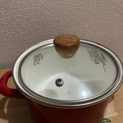 赤の小さめな鍋