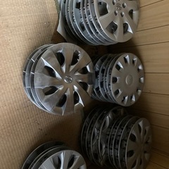 車のホイールキャップ  沢山