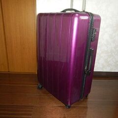 紫色の軽量（５ｋｇ）大型のスーツケース、中古のスーツケースです。