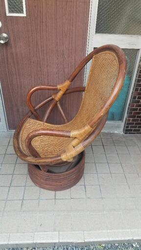 しっかりしたつくりの木製回転椅子です