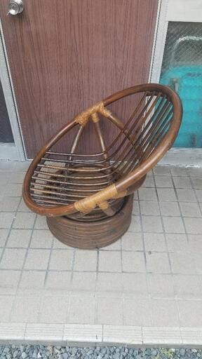 藤の回転する椅子です