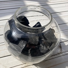 ガラス製の壺と炭