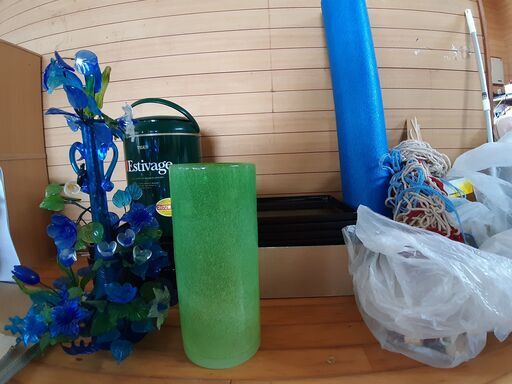 最終値下げ　大きな筒花瓶　お膳ほか　琉球ガラス？　中古