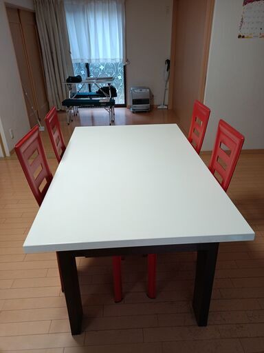 白テーブル、赤い椅子×4