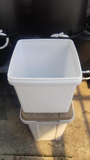 メダカ飼育容器各種販売してます。