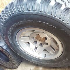 格安31×10.50R15マッドタイヤ！トヨタ用アルミ付き8本アルミ無し2