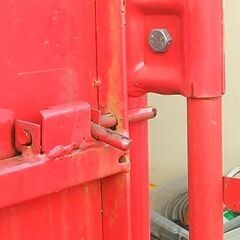 状態良好 日本郵政で使用していたかご台車/ロールボックス2台セットです  2輪自在2輪固定ストッパー付/中間棚/観音扉仕様) 外寸（約):W1250×D750×H2000(mm) 手渡し希望/自社配送可能（配送エリアについてお問い合わせください）