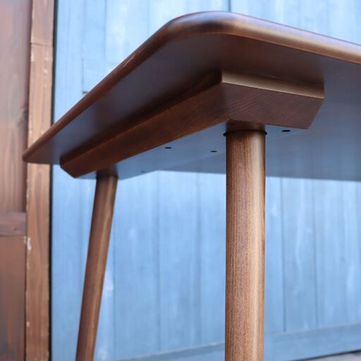 TON (トン)よりウィンザー ダイニングテーブルです。シンプルなデザインと落ち着いた色合いはモダンな印象に♪コンパクトなサイズで2人暮らしにおススメの北欧スタイルテーブル！ DD202