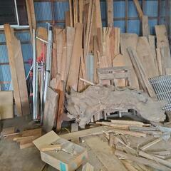 まだ、残ってます。板、角材、木の切り株？　材木、板、いろいろ、沢...