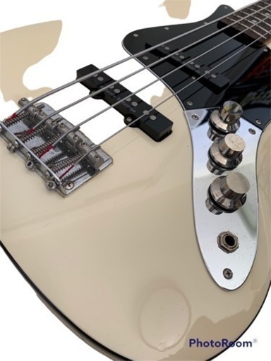 フェンダー ベース ミディアムスケール Fender