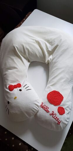 ハロキティ　枕、ブランケット、タオルケットのセット　時計のおまけ付