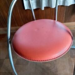 赤いパイプ椅子３脚セット
