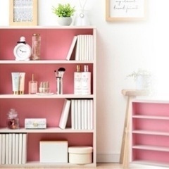かわいいピンクの本棚