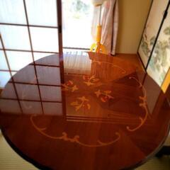 象嵌で木製の、オシャレで素敵なテーブルです。