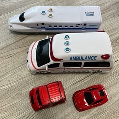 差し上げます！救急車　新幹線　赤い車2台