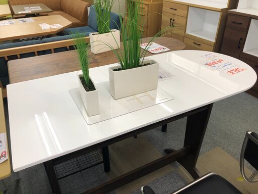 カウンターテーブルチェアセット　便利な棚付きテーブルです！ ★新品/未使用　ネット限定です　決算前現品処分です 色：白色