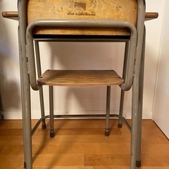 レトロ　学校の机と椅子
