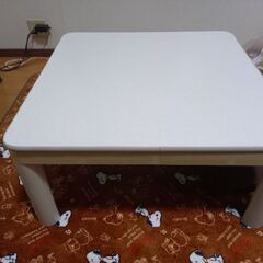 白いテーブル