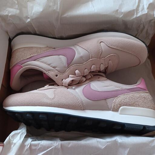 売り切れました★NIKE　スニーカー　ピンクベージュ★