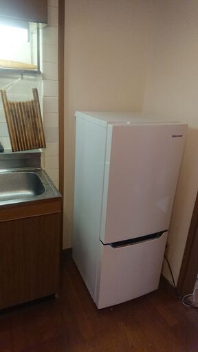 Hisense 104L 冷蔵庫と 46L 冷凍庫。