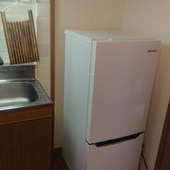 Hisense 104L 冷蔵庫と 46L 冷凍庫。