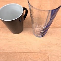 コーヒーカップとグラス