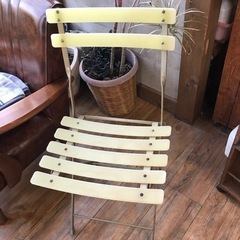 黄色い折りたたみ椅子
