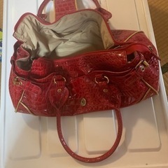 赤とネズミ色のバッグ