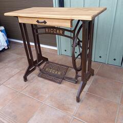 現在交渉中です(^ー^)アンティークミシン　テーブル　リッカー