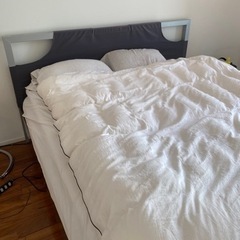 ボーコンセプトのキングサイズのベッド、マットのセットになります。