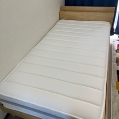 木製シングルベッド　コンセント付き
