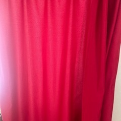 赤いカーテン 