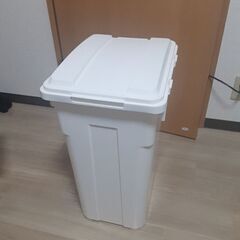 ほぼ新品(^-^)人気色 白の綺麗なゴミ箱