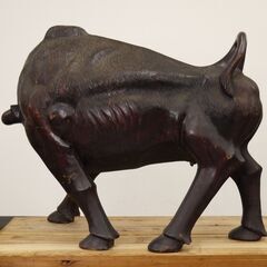 ≪ZT424ジ≫ 彫刻 闘牛 黒系 木彫り/大型/置物/角切り/木製/雄牛/牡牛/丑/干支/牛相撲/角突き 幅90cm/高さ65cm/重量26kg