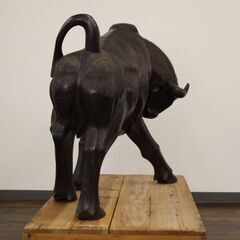 ≪ZT424ジ≫ 彫刻 闘牛 黒系 木彫り/大型/置物/角切り/木製/雄牛/牡牛/丑/干支/牛相撲/角突き 幅90cm/高さ65cm/重量26kg