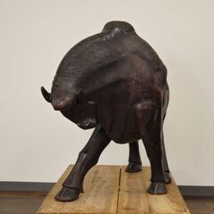 ≪ZT424ジ≫ 彫刻 闘牛 黒系 木彫り/大型/置物/角切り/木製/雄牛/牡牛/丑/干支/牛相撲/角突き 幅90cm/高さ65cm/重量26kg