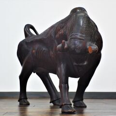 ≪ZT424ジ≫ 彫刻 闘牛 黒系 木彫り/大型/置物/角切り/木製/雄牛/牡牛/丑/干支/牛相撲/角突き 幅90cm/高さ65cm/重量26kg