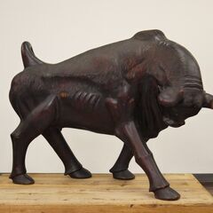 ≪ZT424ジ≫ 彫刻 闘牛 黒系 木彫り/大型/置物/角切り/木製/雄牛/牡牛/丑/干支/牛相撲/角突き 幅90cm/高さ65cm/重量26kg