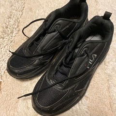 黒い靴　FILA