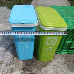 ゴミ箱×2と　緑のカゴ