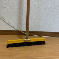 業務用箒無料であげます。 屋内使用数回のみで美品。