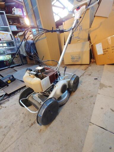 (予約入りました)実働草刈り機　自走式4WD点検整備済み　狭いあぜ道でも使えます。刈り幅30センチ。