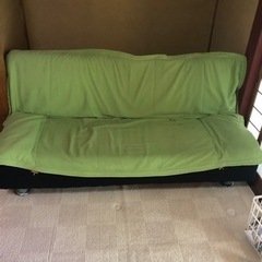 緑の大型ソファ