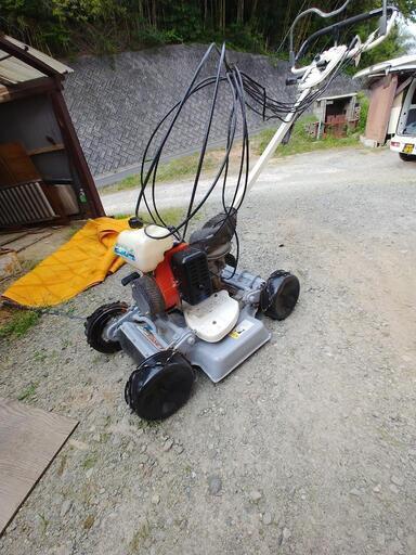 (アキラ様予約入りました)自走式草刈り機です。4WD　パワーあります。