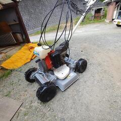 (アキラ様予約入りました)自走式草刈り機です。4WD　パワーあります。
