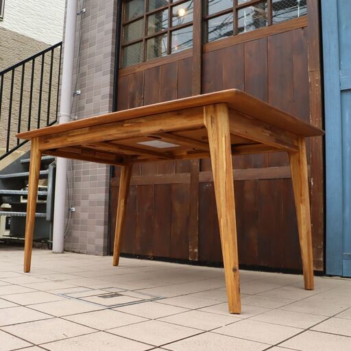 EDDA(エッダ)より北欧ヴィンテージ風なチーク材 エクステンションテーブルです。サブ天板中央の象嵌細工がアクセントのダイニングテーブル。伸長式で来客やパーティーなどでも活躍します♪DD304