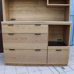 unico(ウニコ)の木の表情を生かしたカジュアルな印象のシリーズADDAY(アディ)のキッチンボードです♪可動棚は使い勝手もよく、お手入れもしやすいステンレス天板が魅力の食器棚/レンジボード！DD331